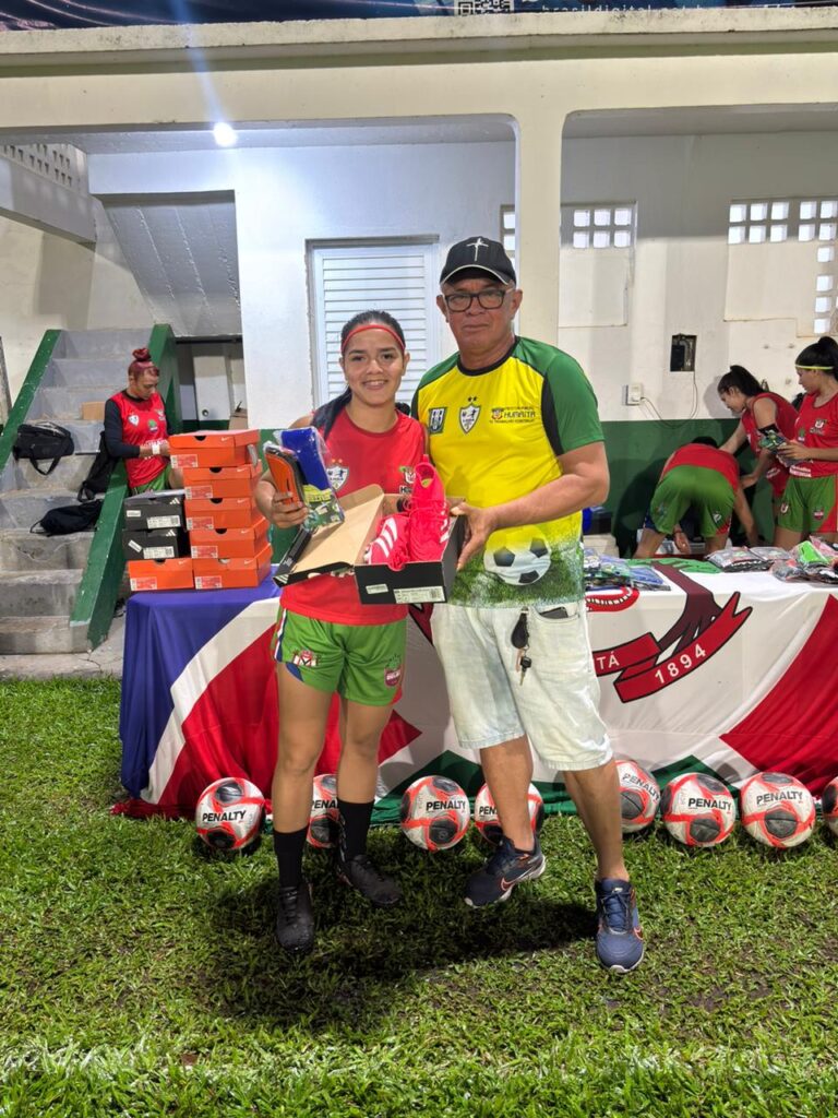Seleção feminina de futebol de Humaitá recebe materiais esportivos para a Copa Delas 2025