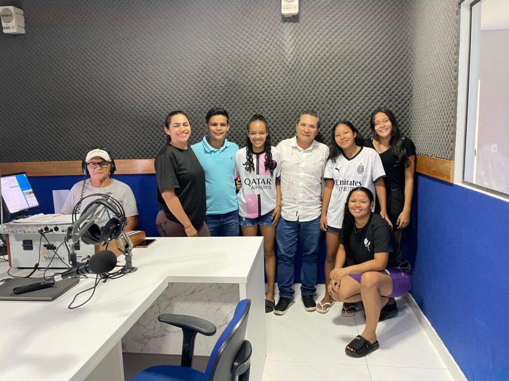 Atletas da seleção feminina de futebol de Humaitá concedem entrevista à Rádio Tiradentes 97,1